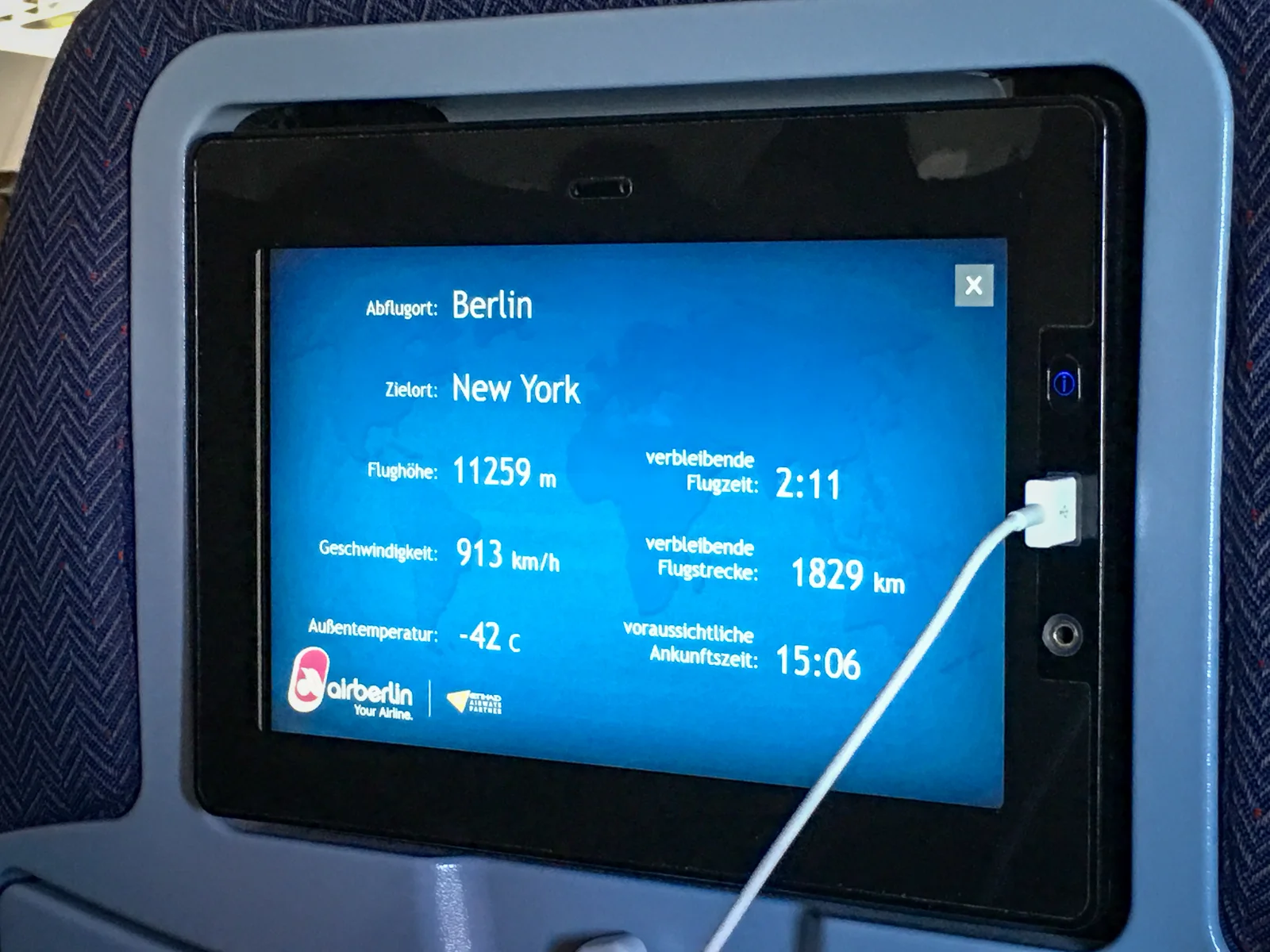 Airberlin Bordmonitor mit Flugdaten an Bord Flug AB7248 von Berlin nach New York 11259 Meter Flughöhe