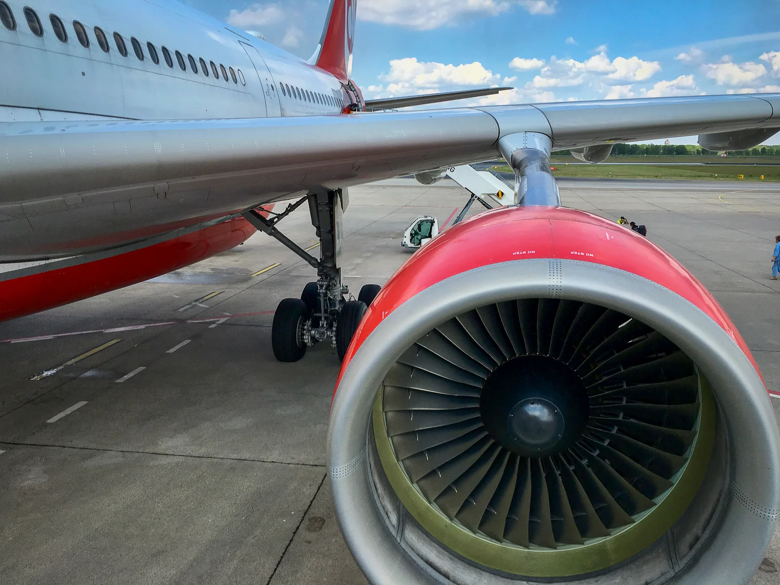 Airberlin Flugzeug am Gate des Flughafen Berlin Tegel vor dem Abflug nach New York mit Flug AB7248
