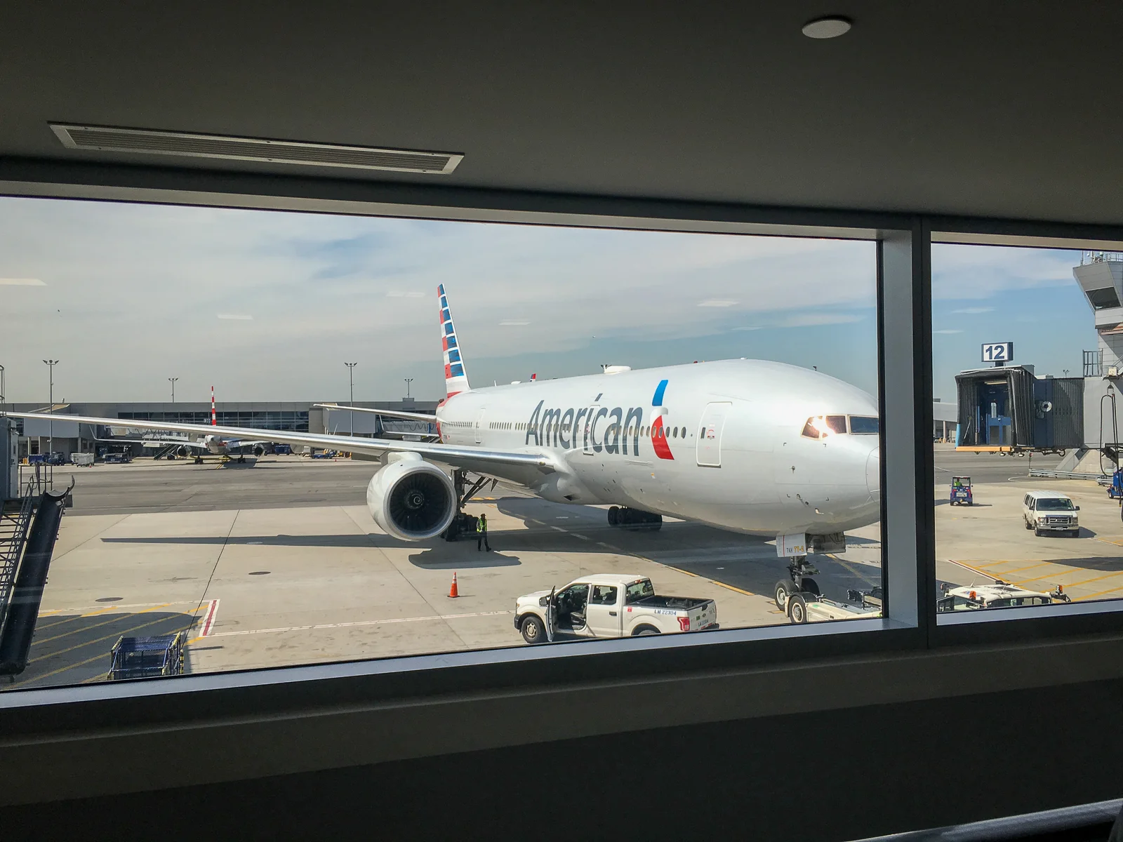 American Airlines Boeing 777 am Gate 12 am Flughafen New York JFK Terminal beim Boarding