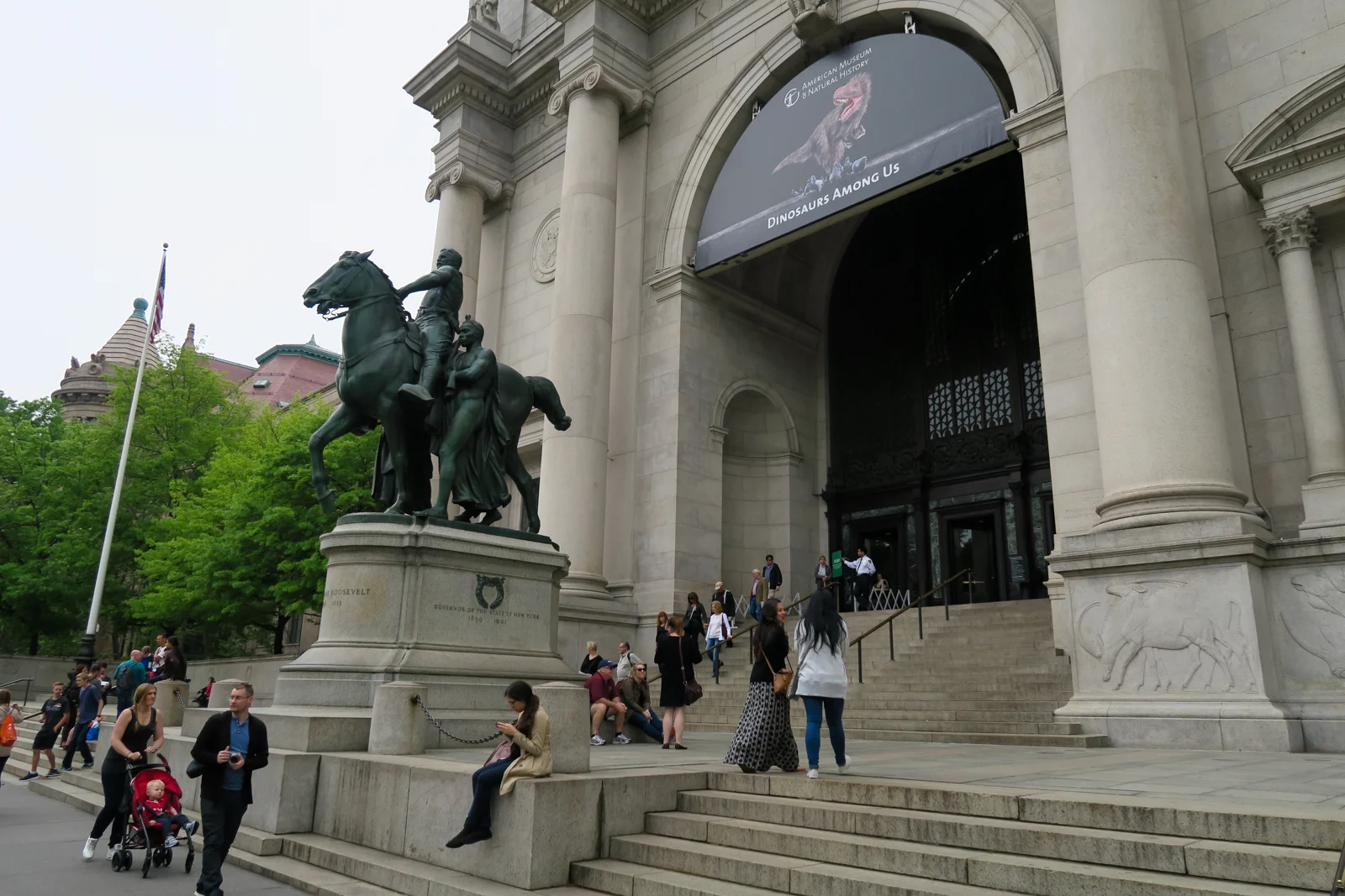 Eingang des American Museum of Natural History mit Theodore-Roosevelt-Reiterstatue und Dinosaurs Among Us Banner an der Upper West Side in Manhattan New York City
