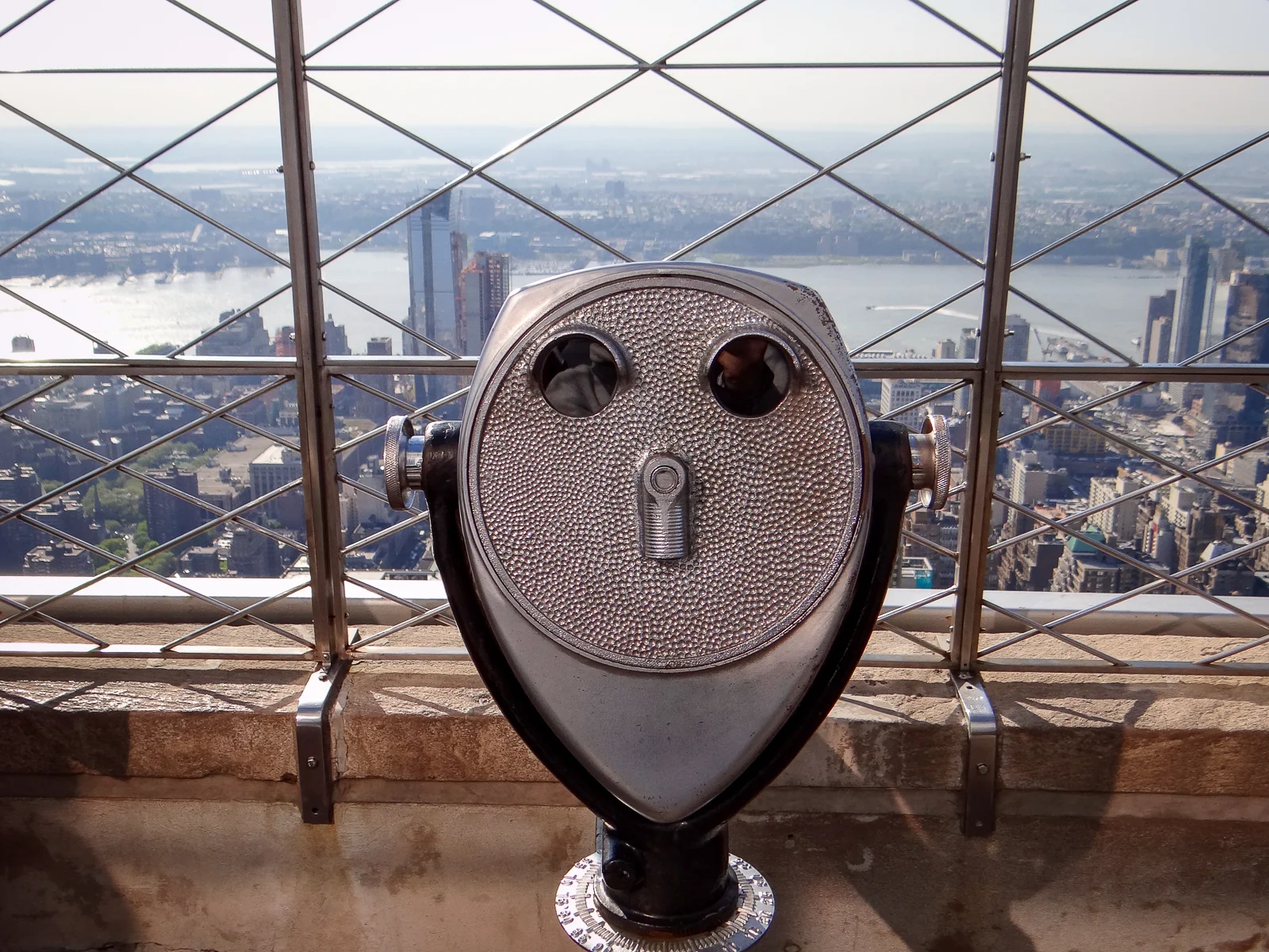 MĂĽnzbetriebenes Aussichtsfernrohr auf dem Empire State Building Observation Deck mit Blick ĂĽber Manhattan und Hudson River