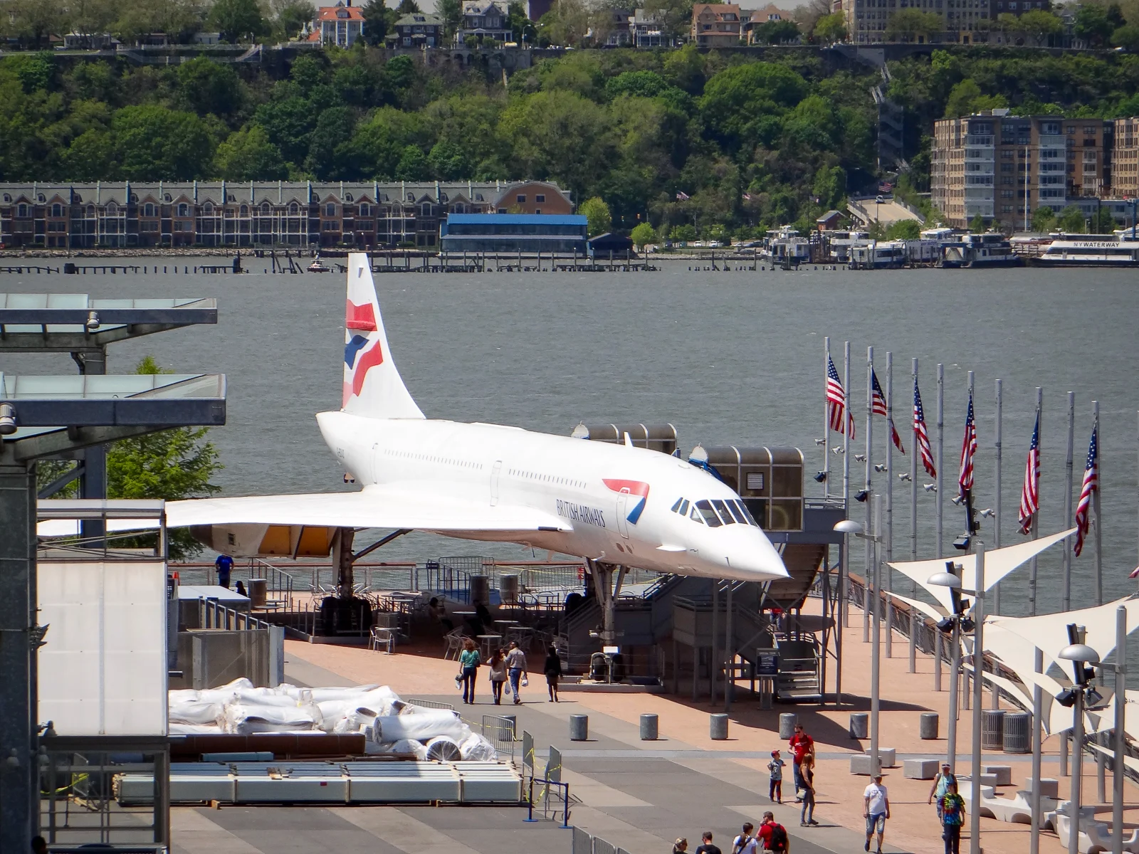 British Airways Concorde G-BOAD am Pier neben USS Intrepid Museum am Hudson River in Manhattan New York