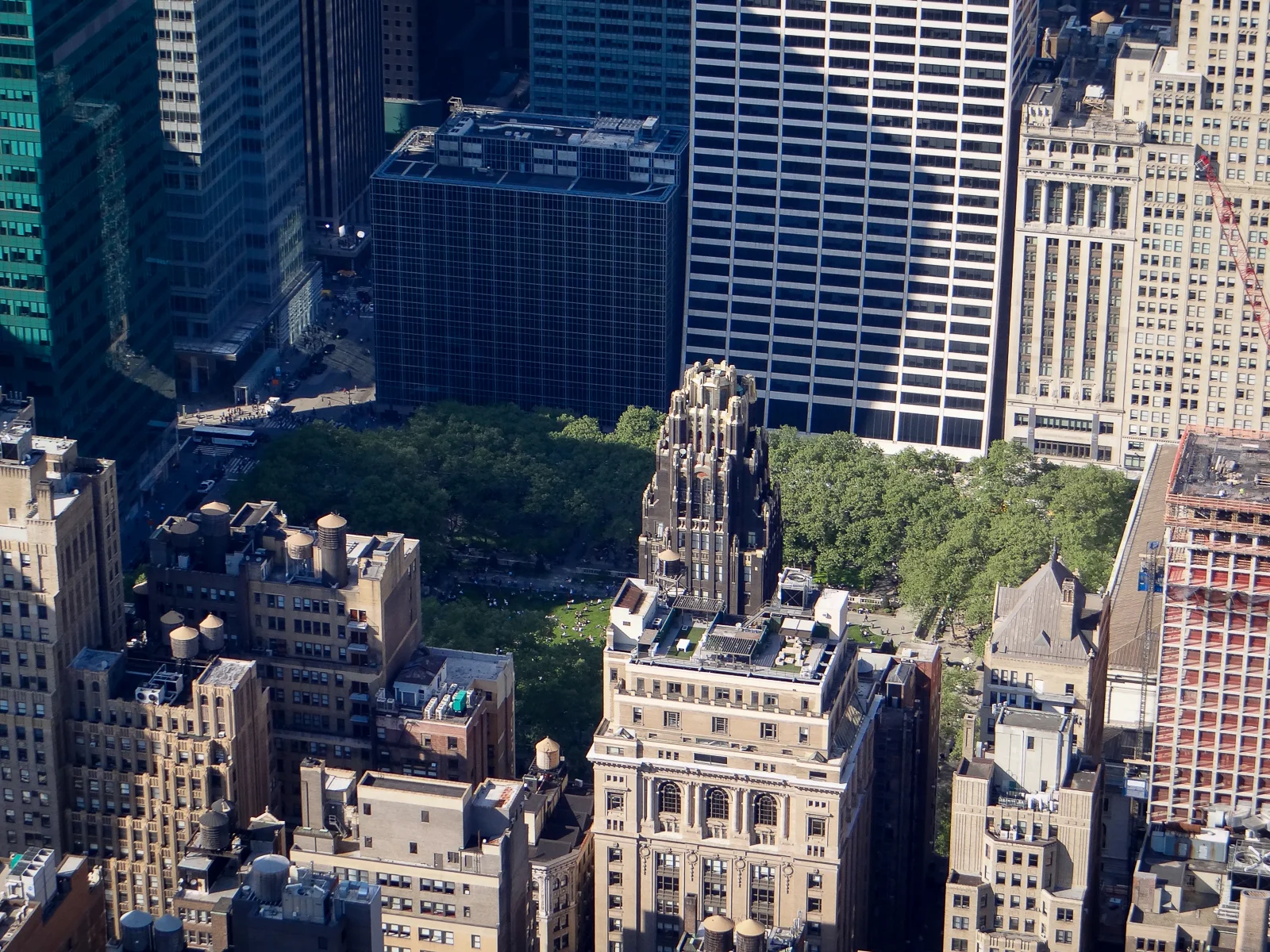 Bryant Park mit American Standard Building und Wolkenkratzern von oben gesehen aus Empire State Building Midtown Manhattan
