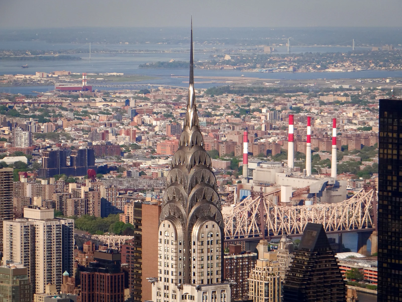 Chrysler Building Queensboro Bridge und East River von oben vom Empire State Building in Midtown Manhattan New York City