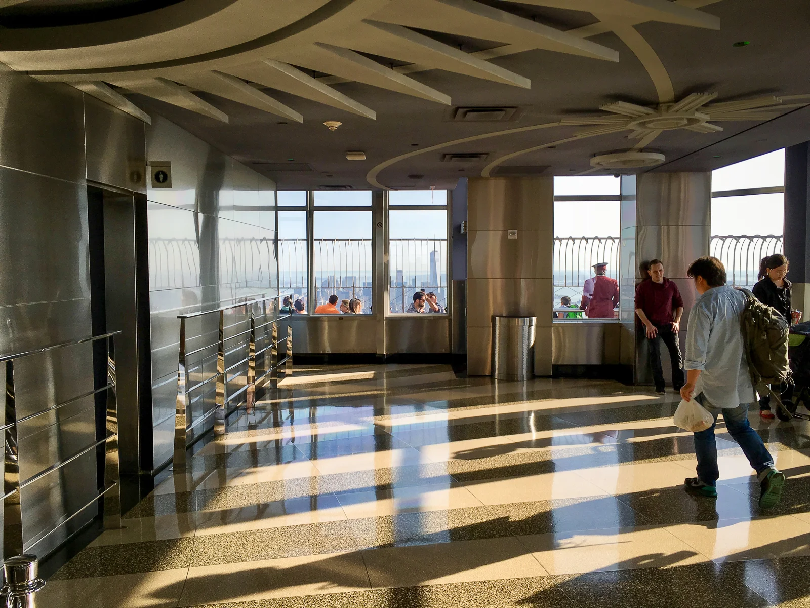 Observation Deck im 86th Floor des Empire State Building mit Art-Deco-Architektur und Blick ĂĽber Midtown Manhattan