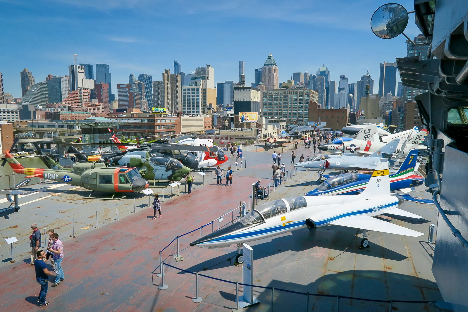 Flugdeck der USS Intrepid mit Helikoptern und Jets vor der Skyline von Midtown Manhattan New York City