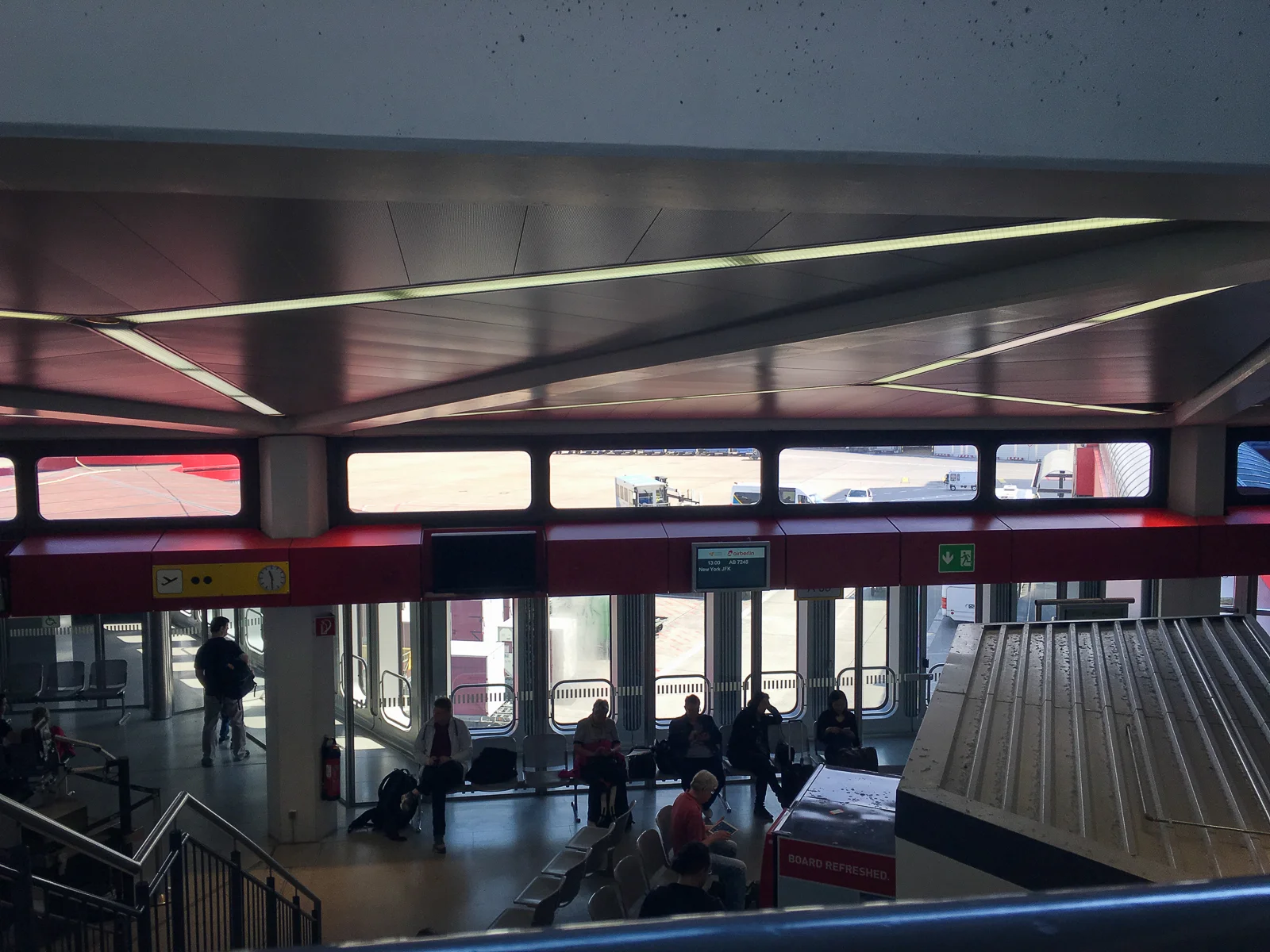 Wartebereich am Gate im Flughafen Berlin Tegel vor dem Abflug mit Airberlin nach New York USA