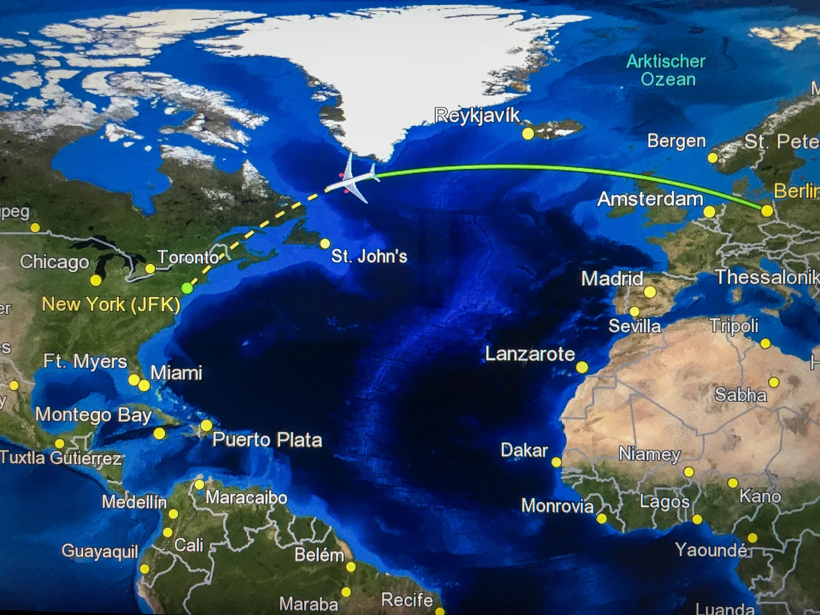 Flugroute Berlin nach New York JFK auf Bordkarte über Reykjavik und St. John's Neufundland Airberlin