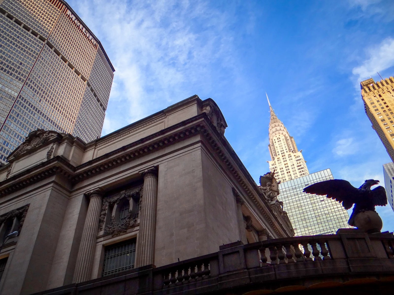 Grand Central Terminal Fassade mit Chrysler Building im Hintergrund in Midtown Manhattan New York City