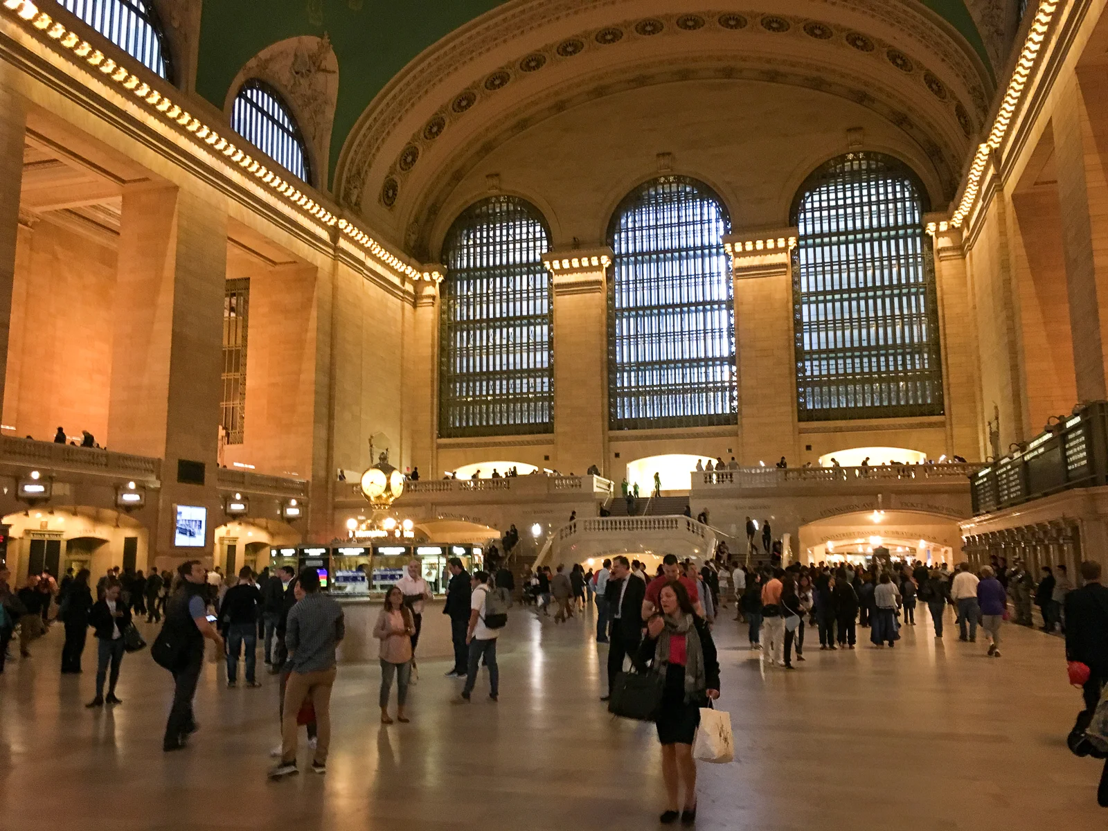 Grand Central Terminal Main Concourse Haupthalle mit Bogenfenstern und Pendlern in Midtown Manhattan New York City