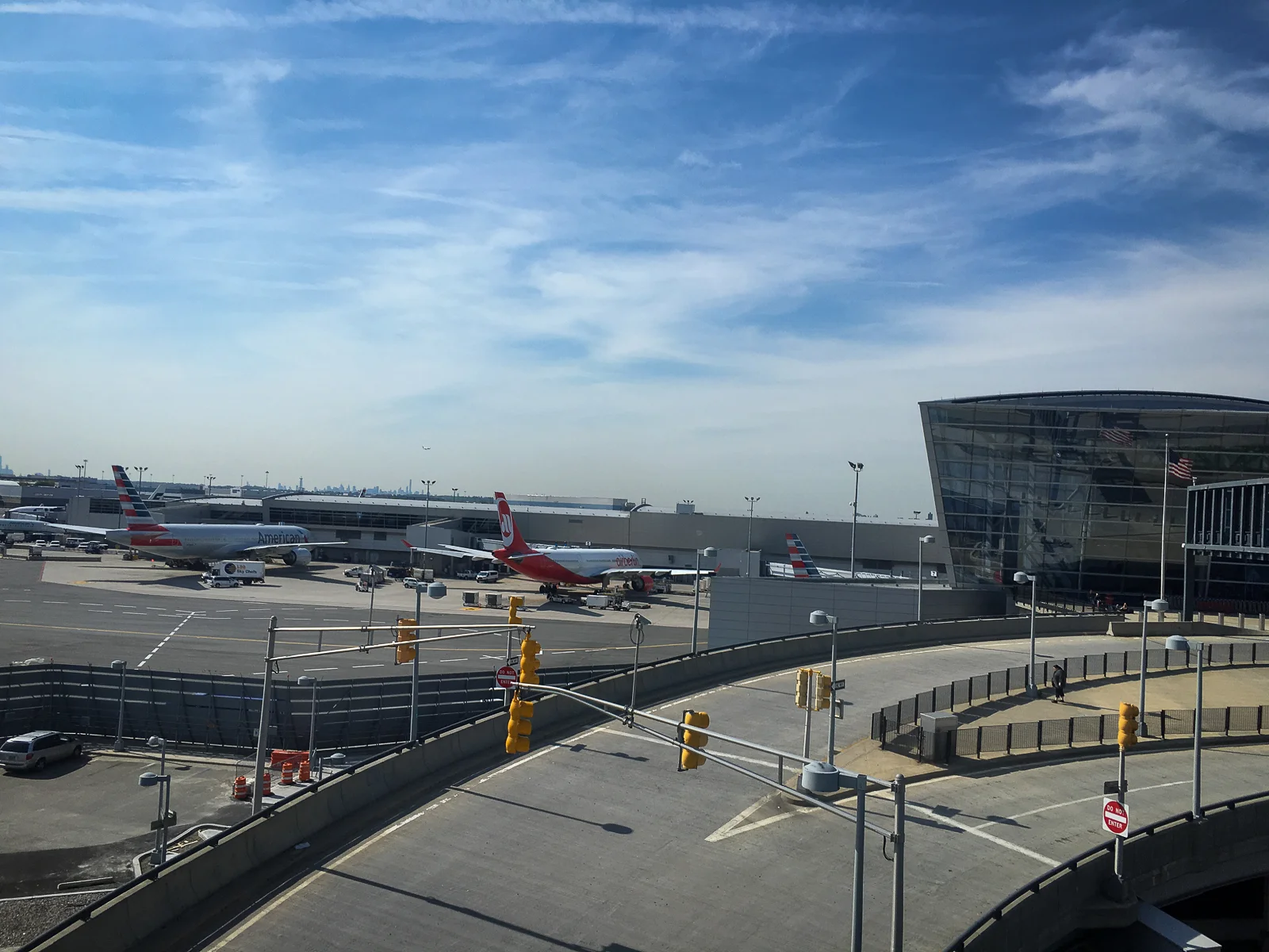 Blick auf das Vorfeld am Flughafen John F. Kennedy International Airport JFK in New York mit Airberlin und American Airlines Maschinen