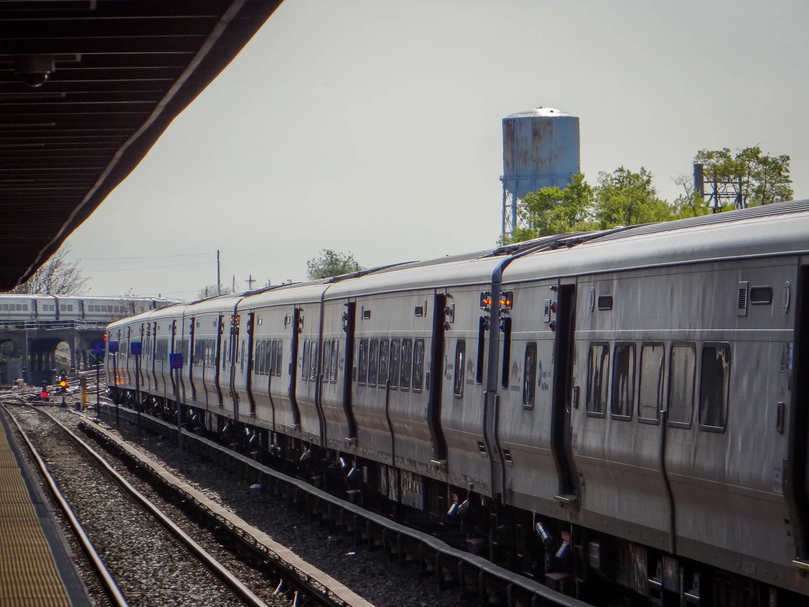 Long Island Rail Road LIRR Zug an der Jamaica Station auf dem Weg nach Penn Station Manhattan New York City
