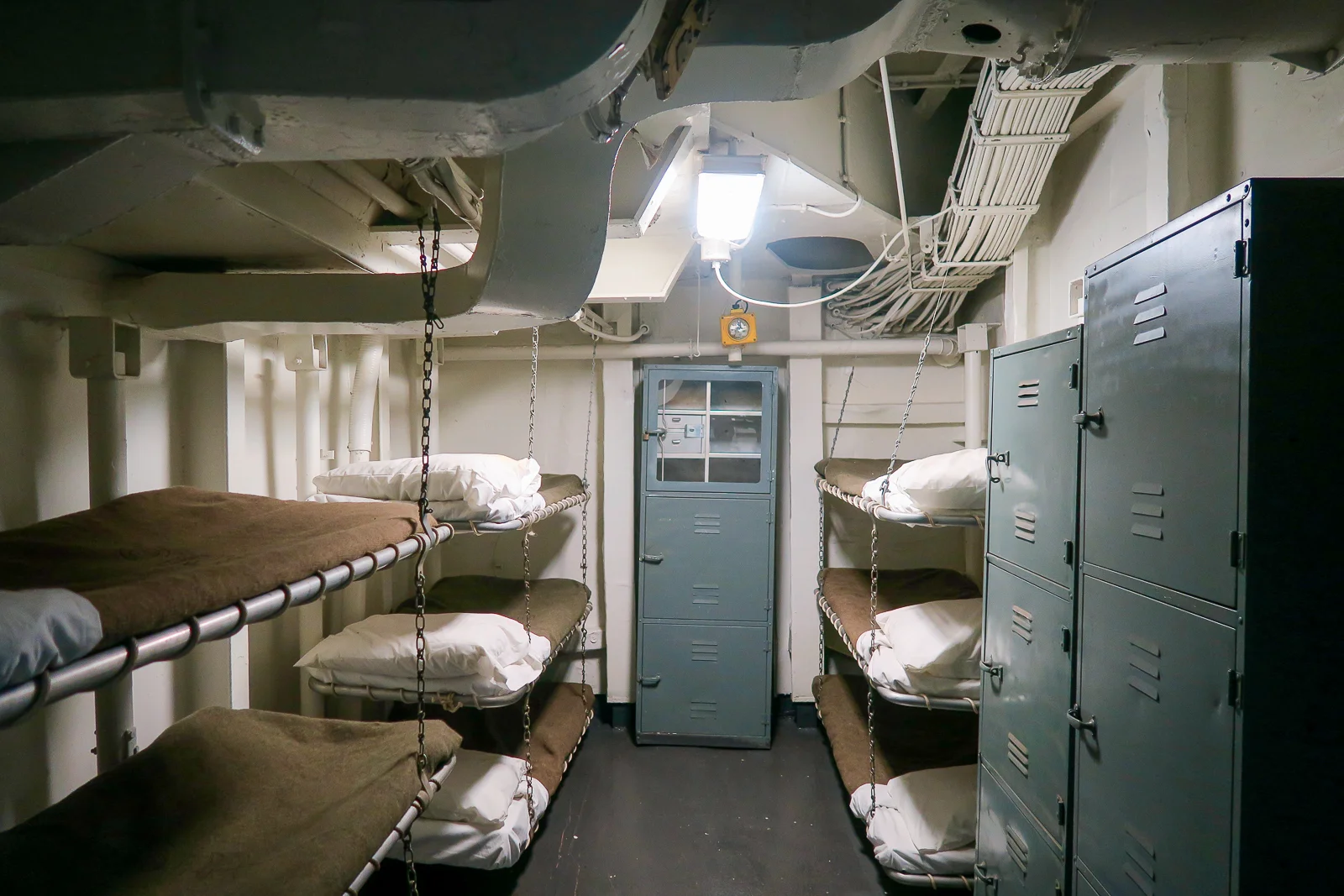 Mannschaftsquartier mit gestapelten Bunks unter Deck der USS Intrepid Flugzeugträger Museum New York City