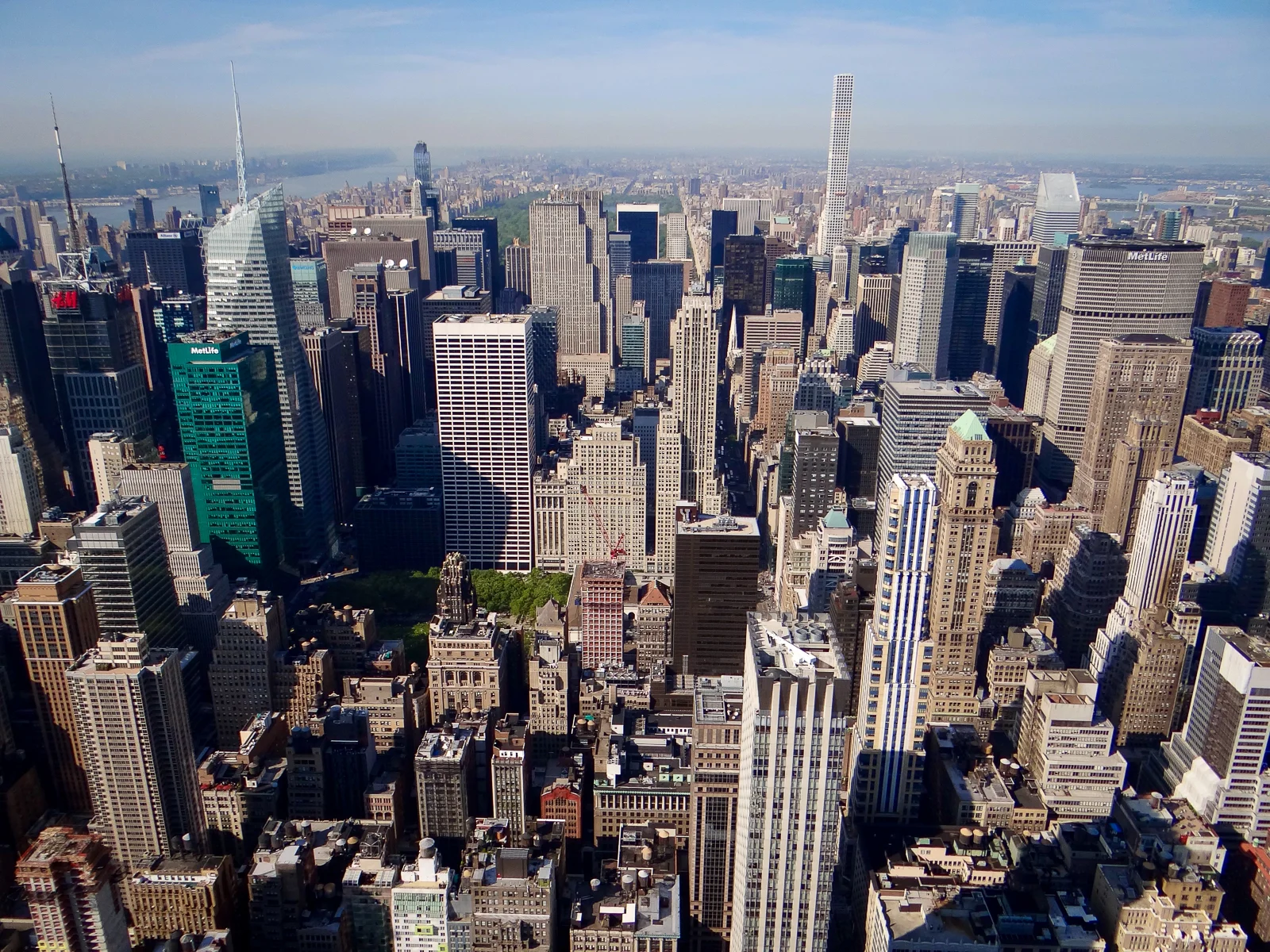 Midtown Manhattan Skyline mit Wolkenkratzern von oben gesehen vom Empire State Building in New York City
