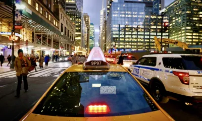 New Yorker Taxi auf 42nd Street in Midtown Manhattan