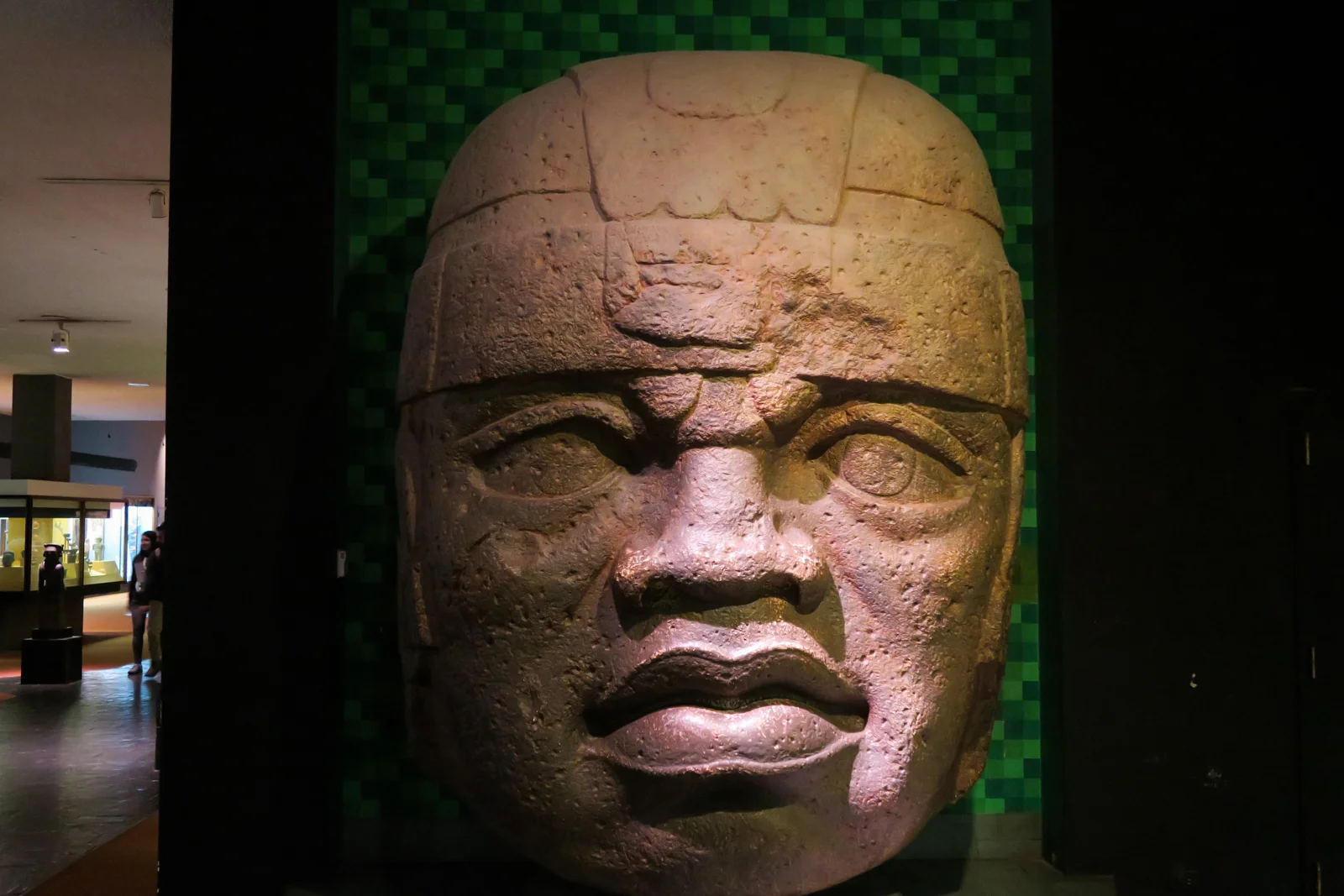 Olmeken-Kolossalkopf aus Basalt in der Mexiko-Ausstellung im American Museum of Natural History in Manhattan New York City