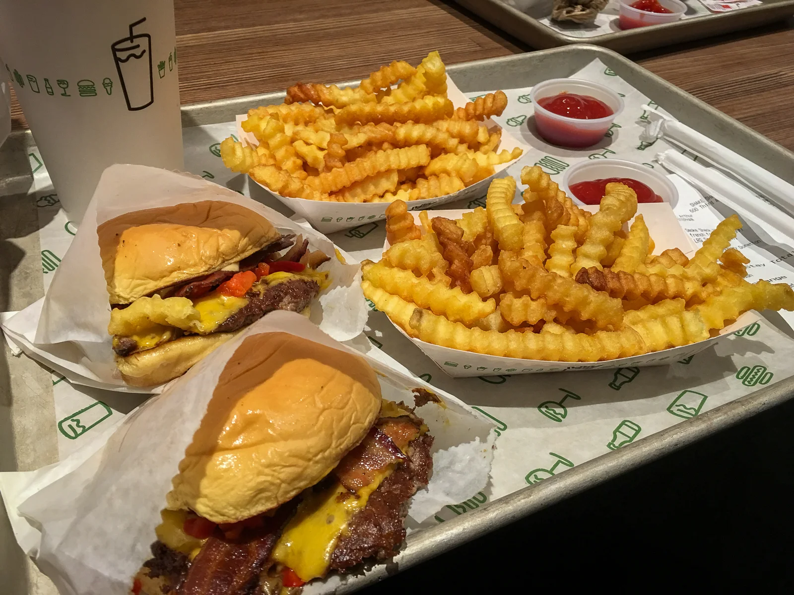 Shake Shack ShackBurger mit Crinkle Cut Pommes Frites auf Tablett in einem Restaurant in Midtown Manhattan New York