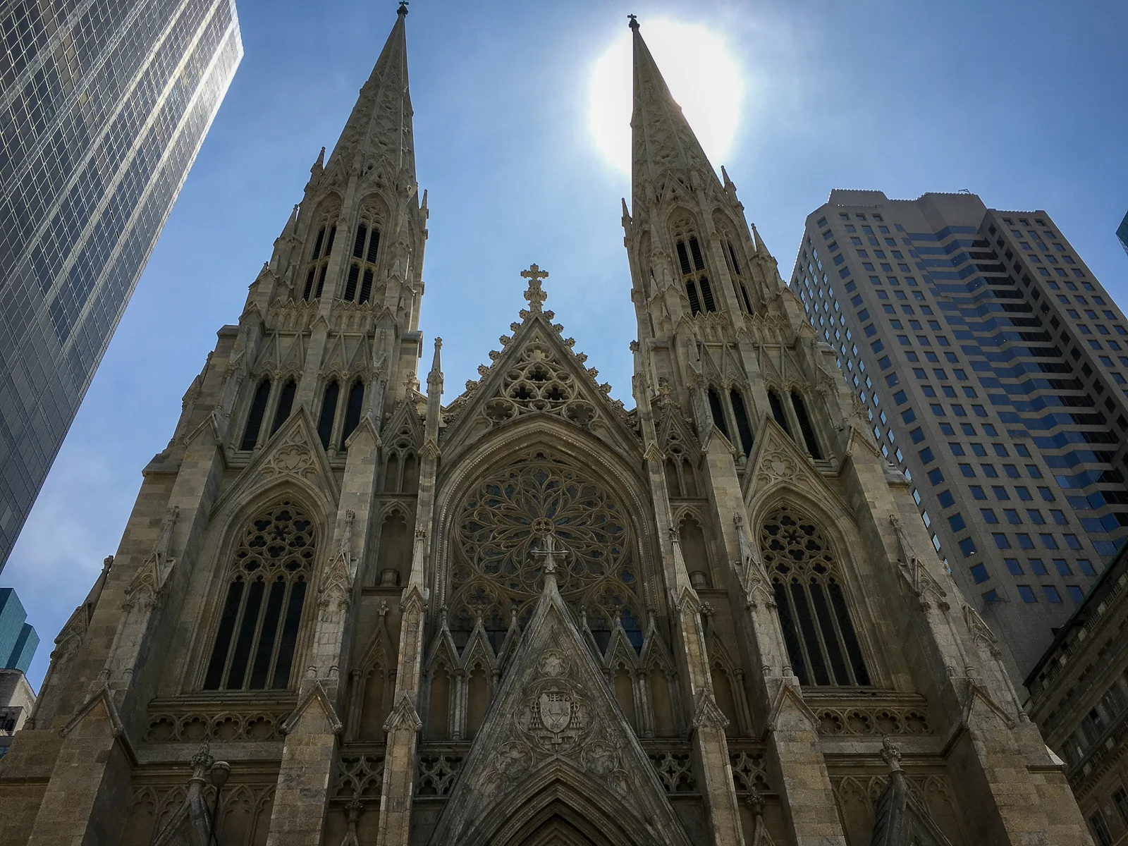 St. Patrick's Cathedral Fassade mit zwei neogotischen TĂĽrmen an der Fifth Avenue in Midtown Manhattan New York City