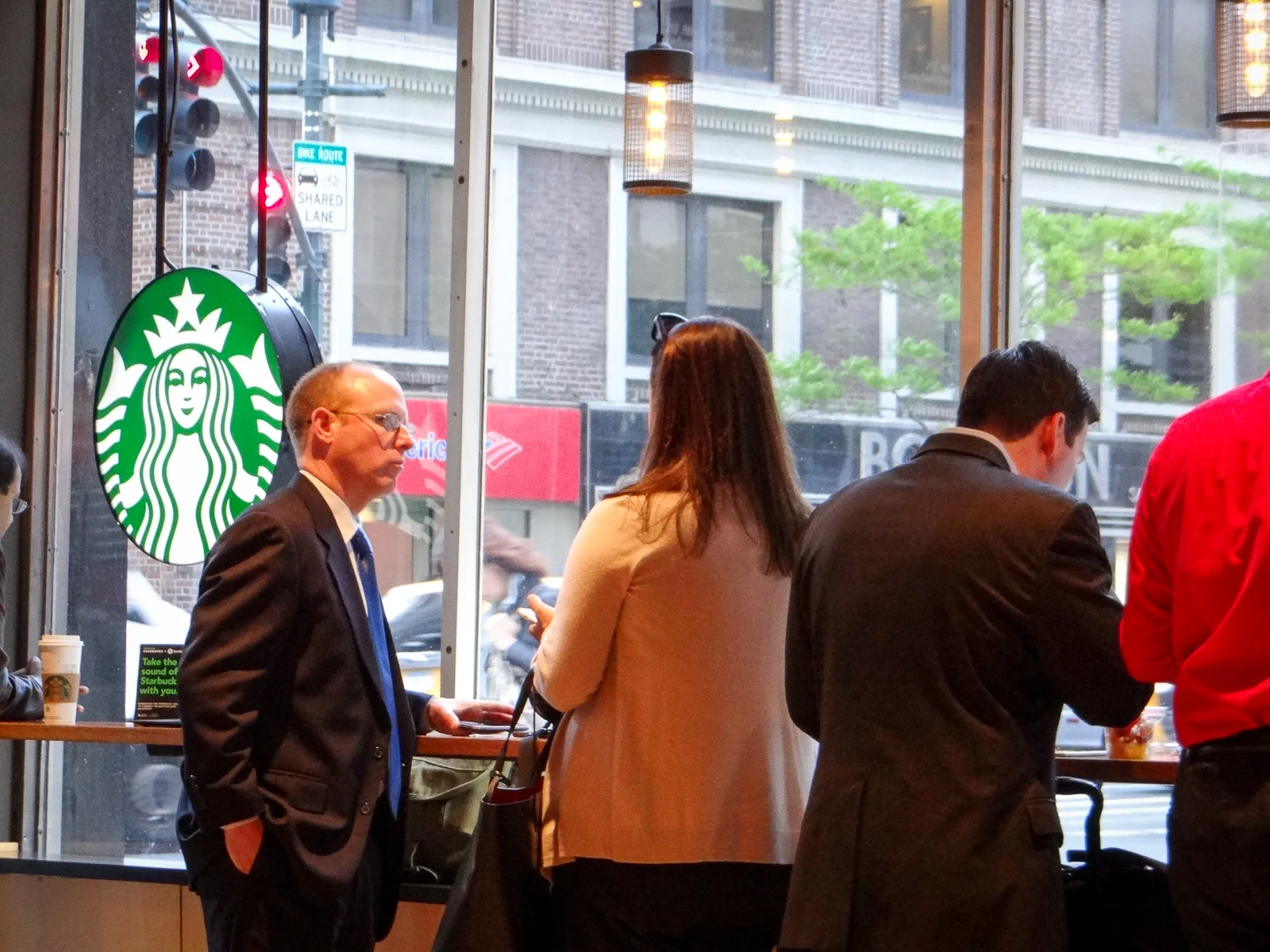 FrĂĽhstĂĽck im Starbucks an der Lexington Avenue Ecke 40th Street in Midtown Manhattan New York City
