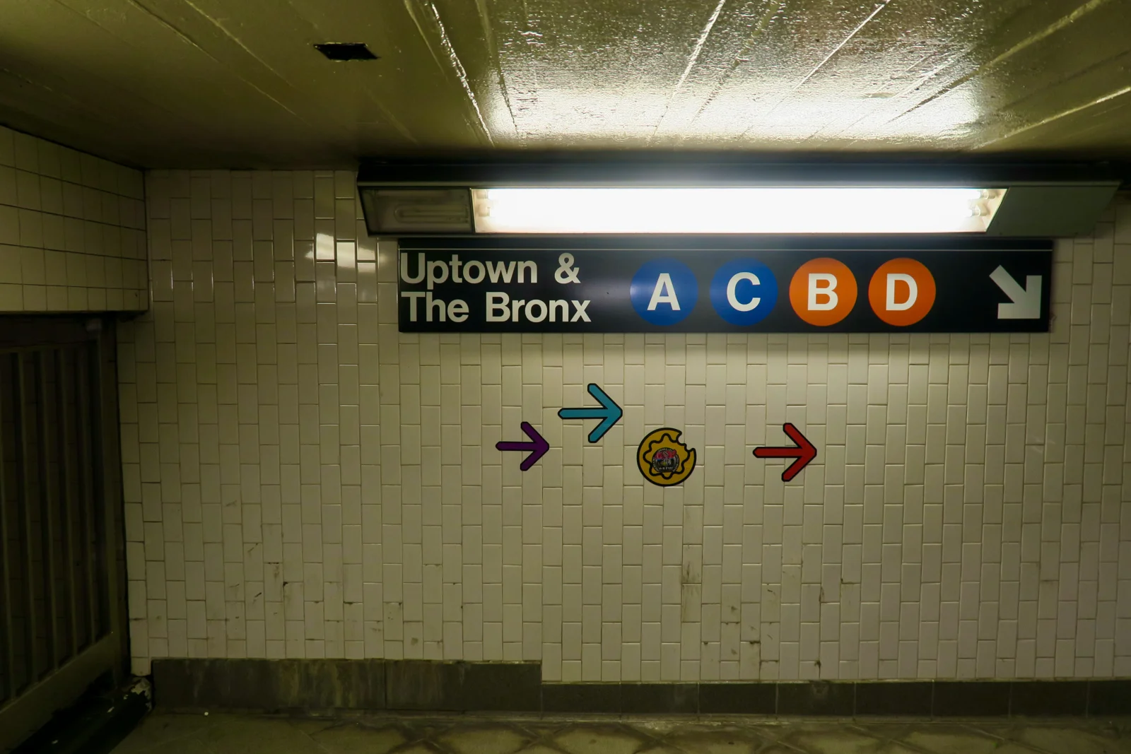 Wegweiser Uptown and The Bronx mit Linien A C B D in einer New Yorker U-Bahn Station MTA Subway Manhattan