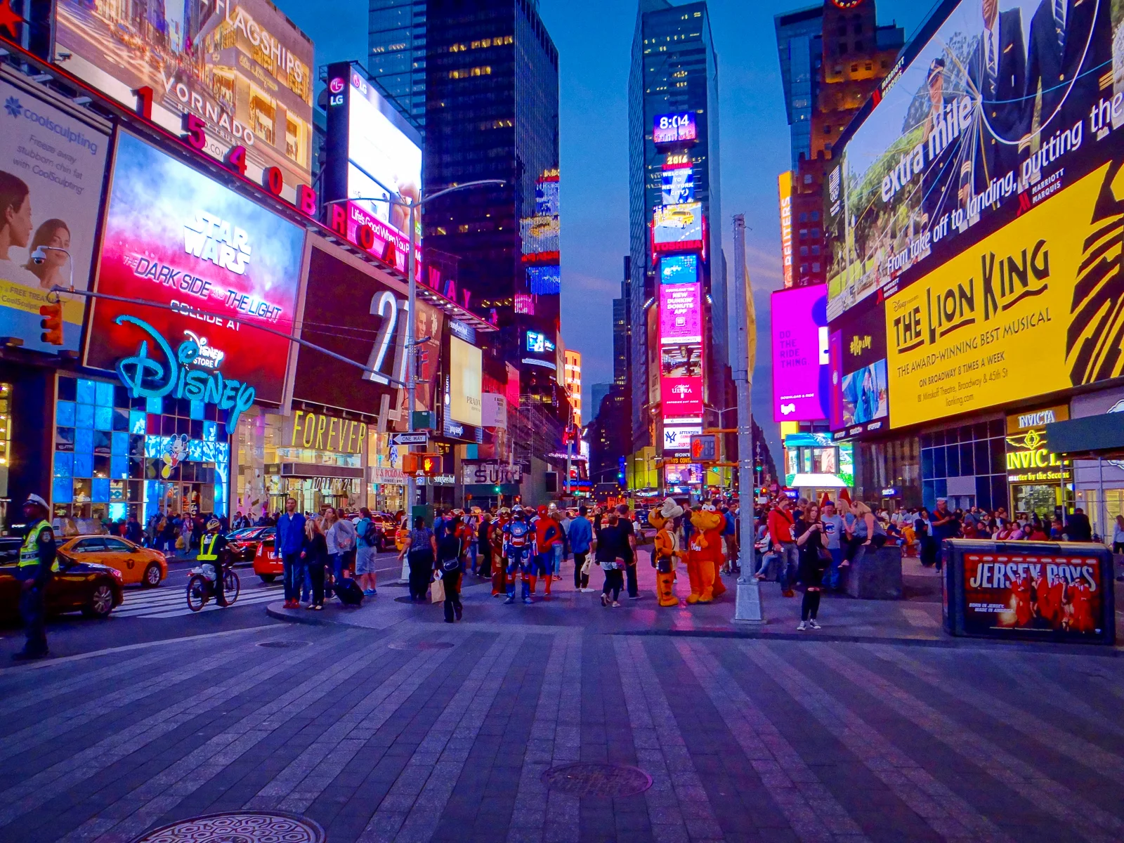Times Square am Broadway in Midtown Manhattan New York City bei Nacht mit beleuchteten Werbetafeln Lion King Disney und Jersey Boys