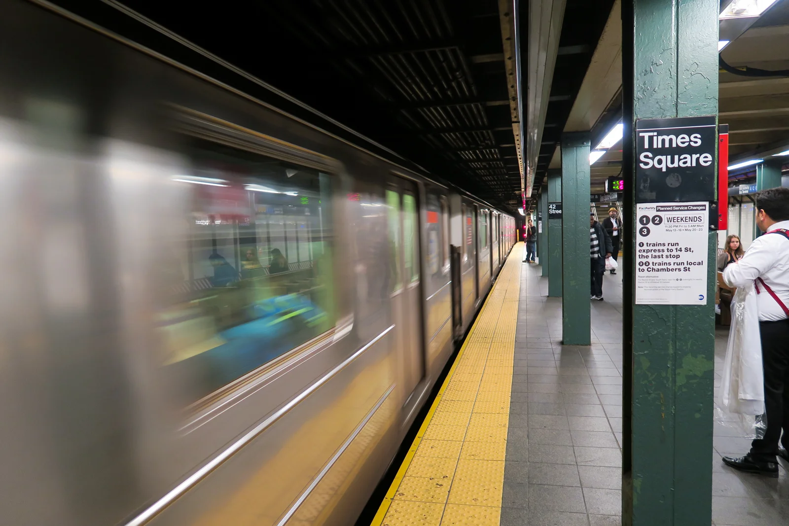 New Yorker U-Bahn Station Times Square 42nd Street mit einfahrendem Subway-Zug in Midtown Manhattan New York City