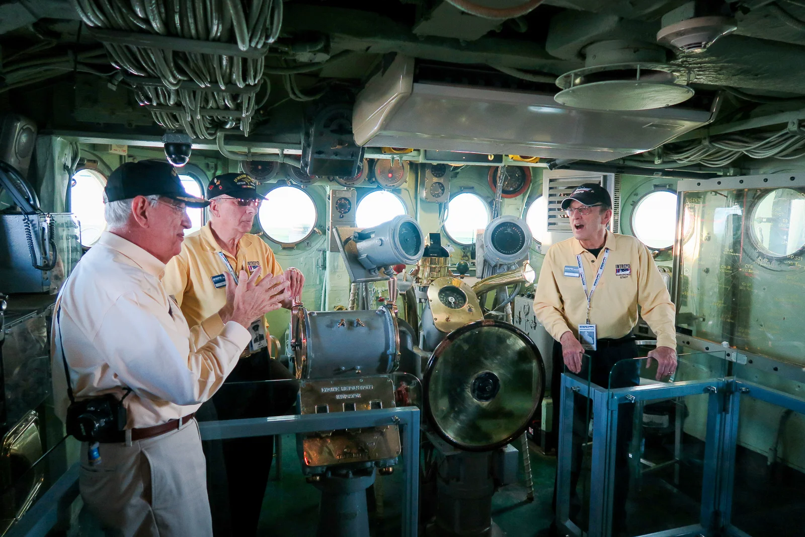 Drei US-Navy Vietnam-Veteranen geben Führung auf der Brücke der USS Intrepid Flugzeugträger Museum in New York City