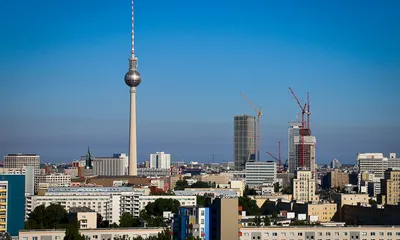 Berliner Fernsehturm und Baukräne am Alexanderplatz – Webdesign Berlin zum Festpreis