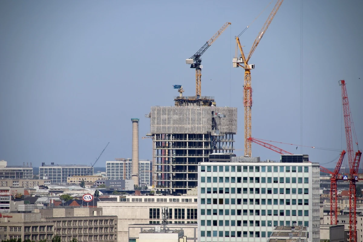 Der MYND-Tower am Berliner Alexanderplatz Ende Juni 2025