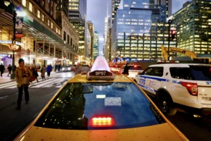 Ein Taxi auf der 42nd Street in Midtown Manhattan