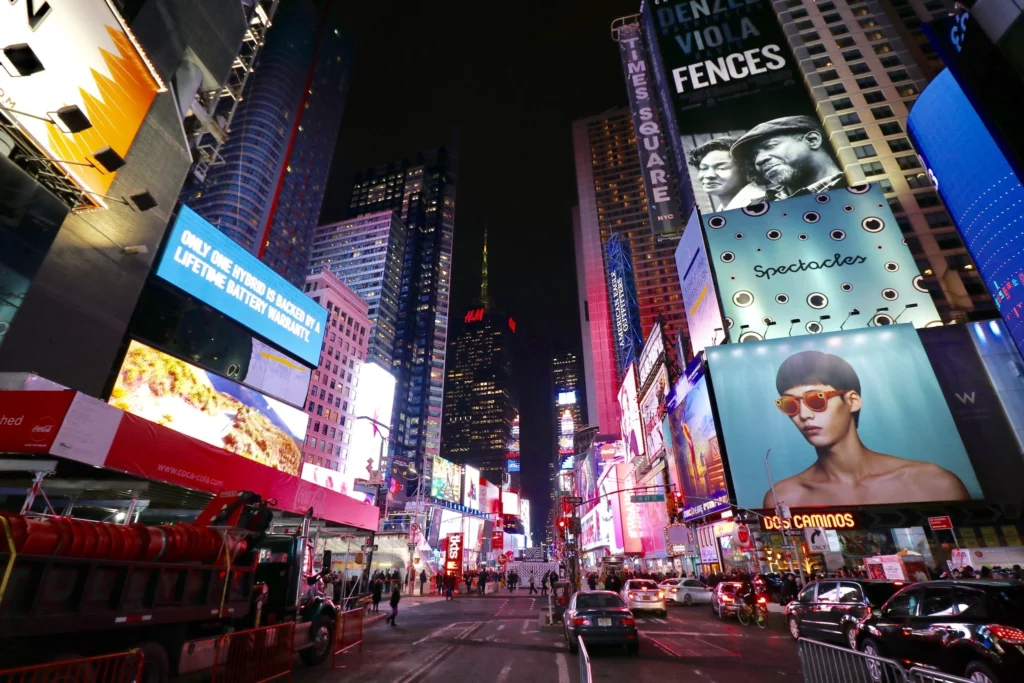 Der Times Square in New York mit seinen zahlreichen Leuchtreklamen